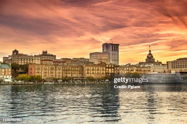 vista panoramica sullo skyline sul lungomare di savannah georgia - savana foto e immagini stock