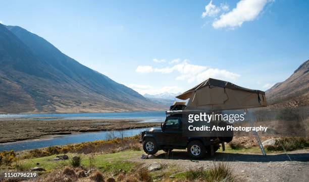 wild camping in glen etive, scottish highlands - caravan uk stockfoto's en -beelden