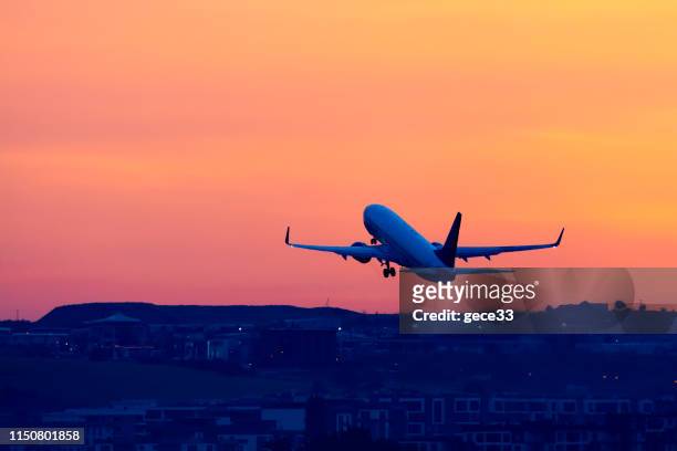 passagerar flyg plan tar fart vid solnedgången - taking off bildbanksfoton och bilder