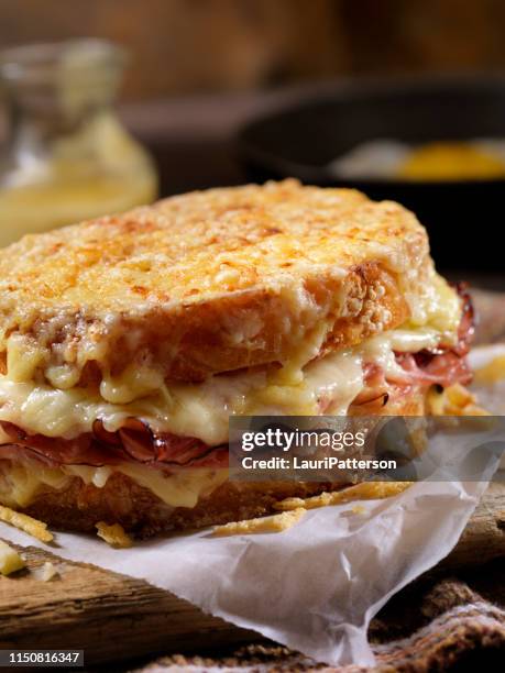 croque monsieur, gegrilde kaas sandwich met zwarte woud ham, gruyere en bechamelsaus saus - tosti stockfoto's en -beelden