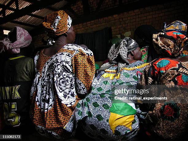 africa . women sitting - n'djamena stockfoto's en -beelden