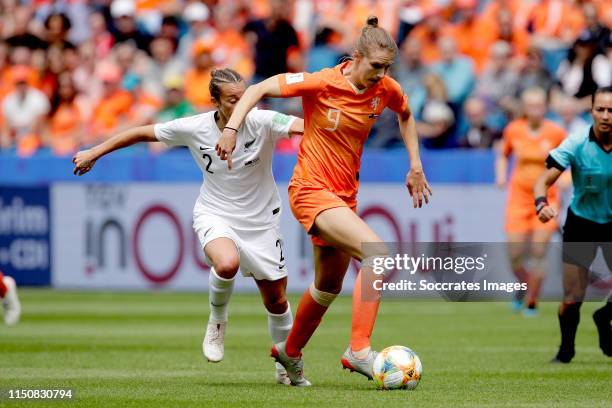 Ria Percival of New Zealand Women, Vivianne Miedema of Holland Women during the World Cup Women match between New Zealand v Holland at the Stade...