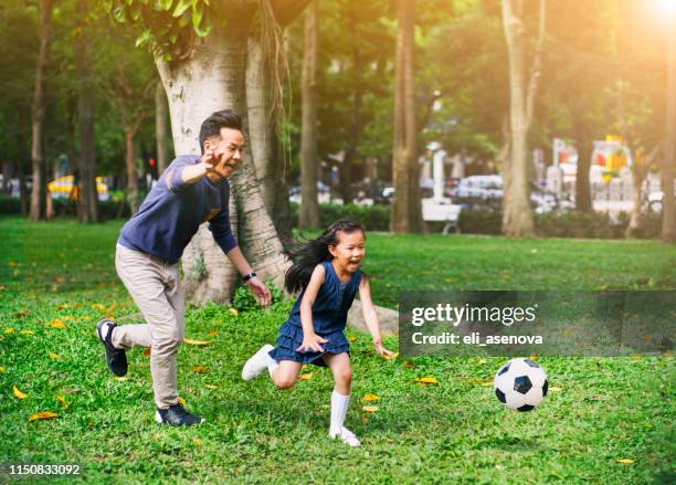 fußball spielen mit papa taipeh - asian games day 2 stock-fotos und bilder