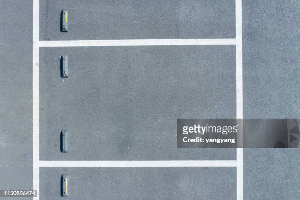top view of parking lot - empty parking lot stockfoto's en -beelden