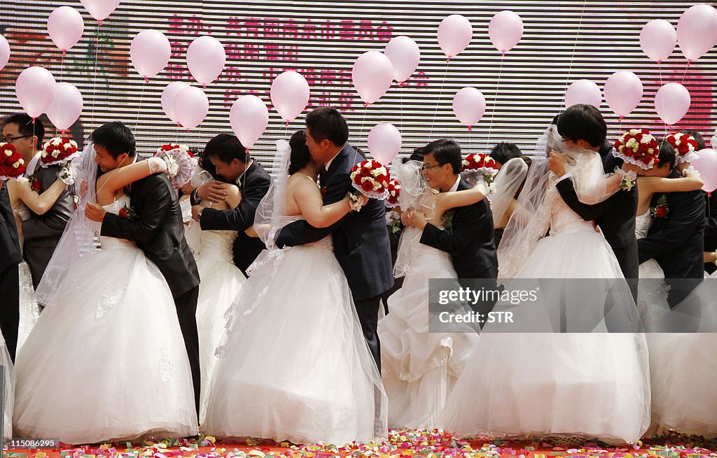 A group wedding couples takes part in a