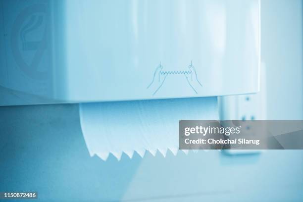 paper towel dispenser - paper napkin stock-fotos und bilder