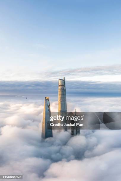 shanghai financial district in fog - the bund foto e immagini stock