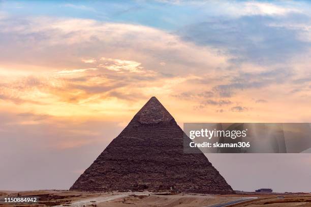 sunset landscape of sphinx and the great pyramid of giza (the pyramids of khufu, khafre and menkaure,) near giza cairo egypt - saqqara stock pictures, royalty-free photos & images