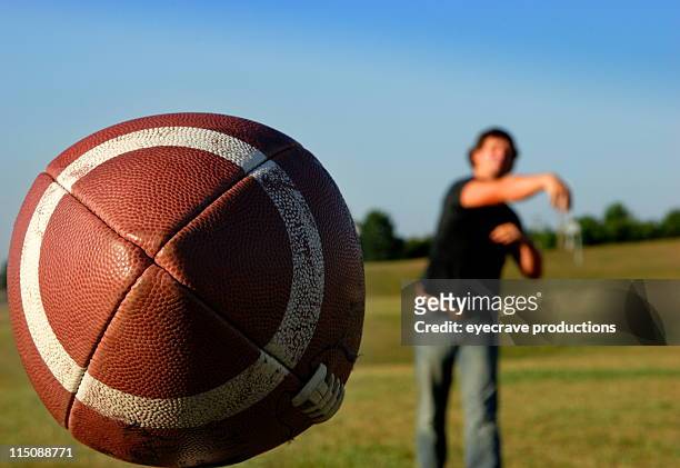 desporto quarterback de futebol americano - quarterback imagens e fotografias de stock