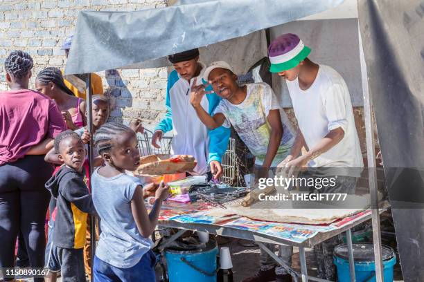 jóvenes africanos que hacen pan pitta en alexandra township - alexandra township fotografías e imágenes de stock