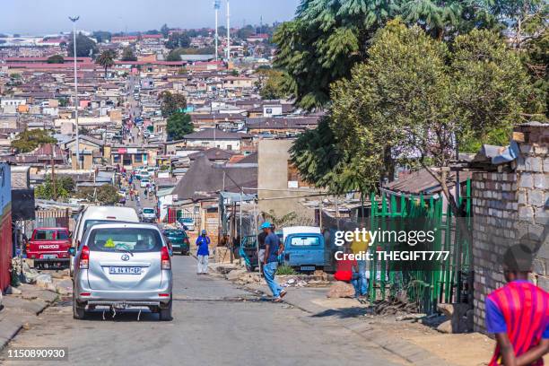 alexandra township avec vue sur la rue panorama, johannesburg - alexandra photos et images de collection