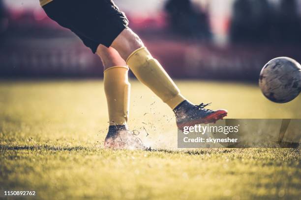 onherkenbaar vrouwelijke doelman schoppen voetbal op speelveld. - supporter foot stockfoto's en -beelden