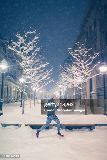 vrouw joggen in de winternacht - woman snow outside night stockfoto's en -beelden