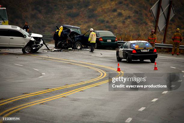 carretera de montaña de muerte-accidente de auto - carro de bombeiro fotografías e imágenes de stock