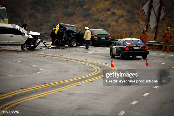 mountain highway - auto accident fatality - verkeersongeluk stockfoto's en -beelden