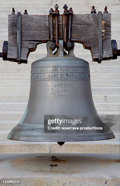 sino de bronze de cena - liberty bell - fotografias e filmes do acervo