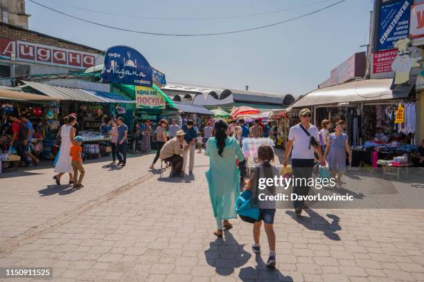 viele leute, die auf dem großen freiluftmarkt in bischkek, kirgisistan, verkaufen und einkaufen - gross domestic product stock-fotos und bilder