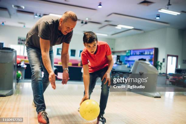 vater und sohn bowling - family bowling stock-fotos und bilder