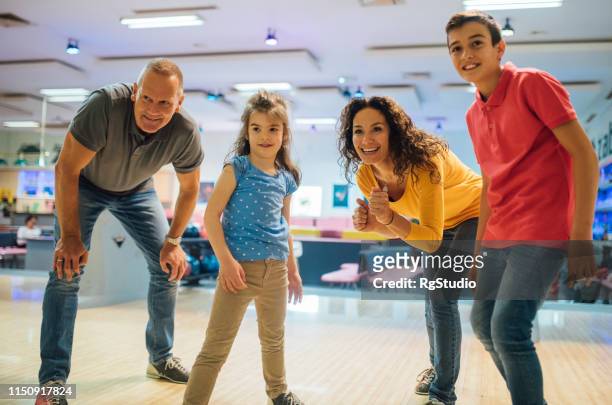familien-bowling zusammen - family bowling stock-fotos und bilder