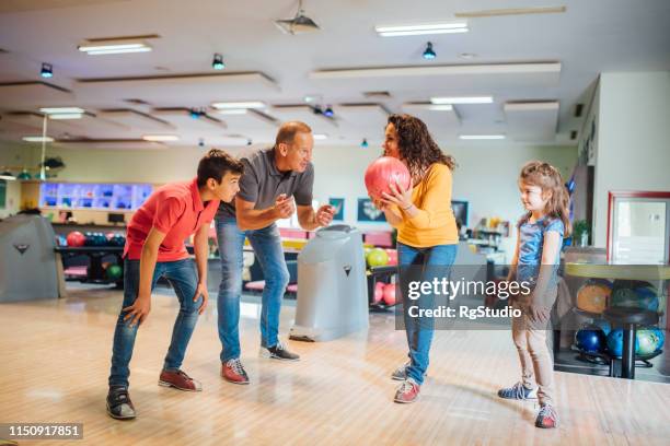 familien-bowling zusammen - family bowling stock-fotos und bilder