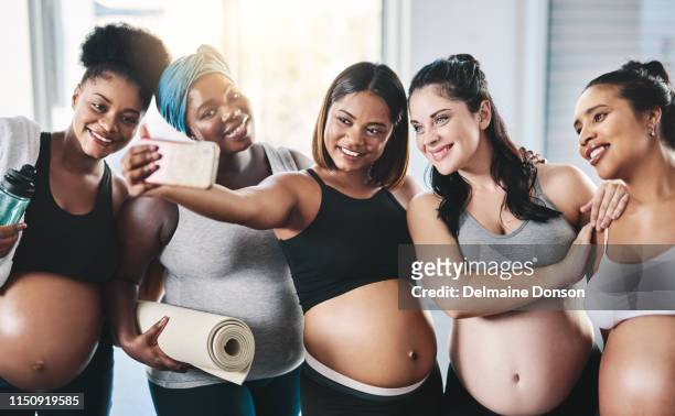 pose für die kamera-damen! - pregnant yoga stock-fotos und bilder