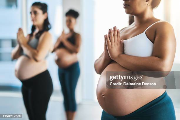 wir brauchen den ganzen frieden auf dieser reise zur mutterschaft - pregnant yoga stock-fotos und bilder