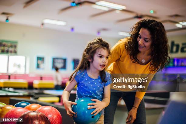 glückliche mutter und tochter bowling - family bowling stock-fotos und bilder
