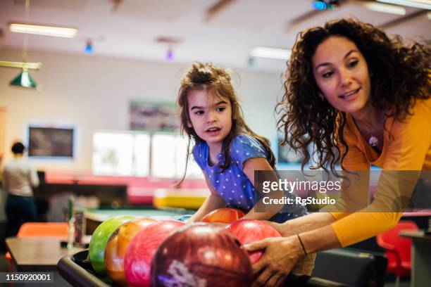 mutter und tochter bowling - family bowling stock-fotos und bilder