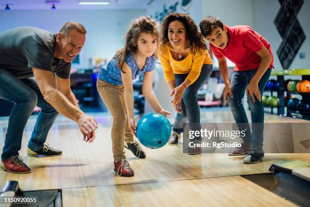 fröhliche familienbowle zusammen - bowling stock-fotos und bilder