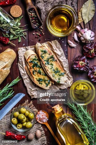 snack oder vorspeise von knoblauch-basilikum und olivenöl bruschetta auf dem tisch in einer rustikalen küche - table aperitif stock-fotos und bilder