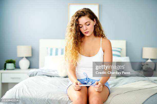 está tardando mucho... - ovulación fotografías e imágenes de stock