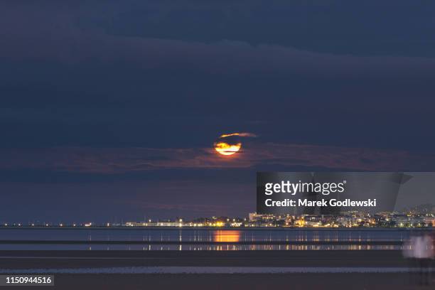 moon rise over dun laoghaire port, dublin, ireland - dun laoghaire stock-fotos und bilder