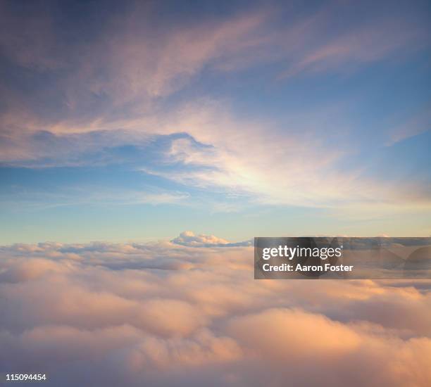 above the clouds - cielo con nubes fotografías e imágenes de stock