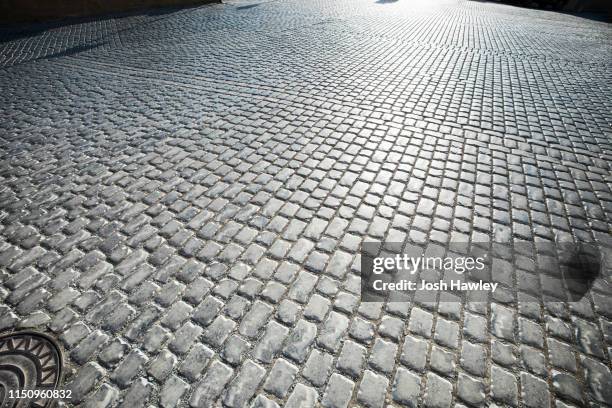 paving  stone  backgrounds - cobblestone sidewalk stock pictures, royalty-free photos & images