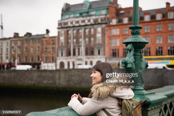 mujer en dublín - life and landmarks in the irish capital of dublin fotografías e imágenes de stock