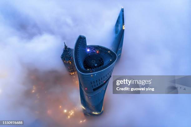 shanghai skyline in heavy fog - torre jin mao fotografías e imágenes de stock