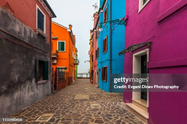 colorful houses of burano island - burano fotografías e imágenes de stock