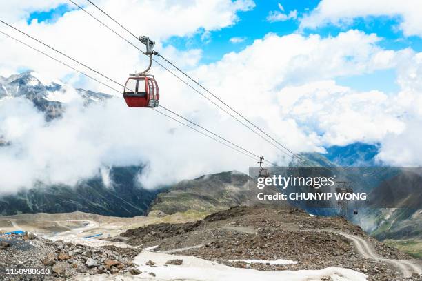 cable -cars in stubai glacier - summit station stock pictures, royalty-free photos & images