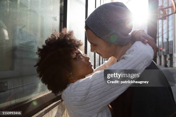 20-seelen-hipster-couple in der stadt - black men kissing white women stock-fotos und bilder