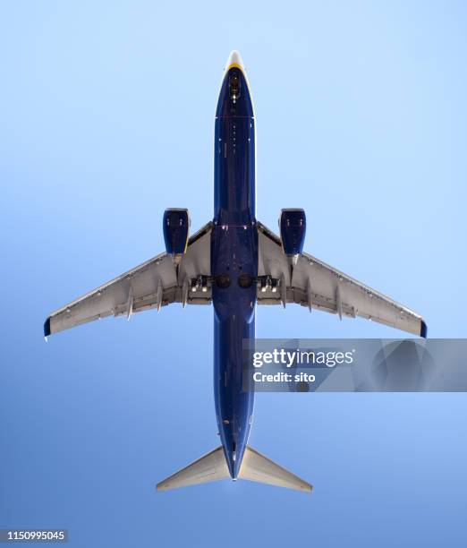 cenital shot of a boeing 737 8as landing. mallorca, spain - boeing 737 stock-fotos und bilder