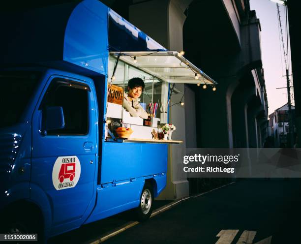 日本東京街頭的廚房汽車食品卡車 - street food truck 個照片及圖片檔