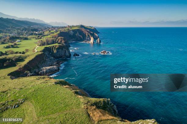 pendueles acantilados en llanes asturias españa - borde del agua fotografías e imágenes de stock