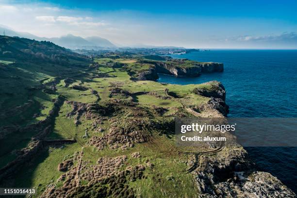 andrin beach in llanes asturias spanien - llanes stock-fotos und bilder