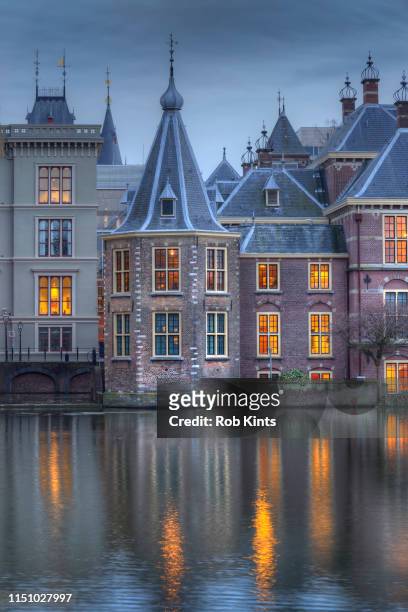binnenhof (parliament buildings) and 'het torentje' (little tower), the office of the dutch prime-minister - den haag stockfoto's en -beelden