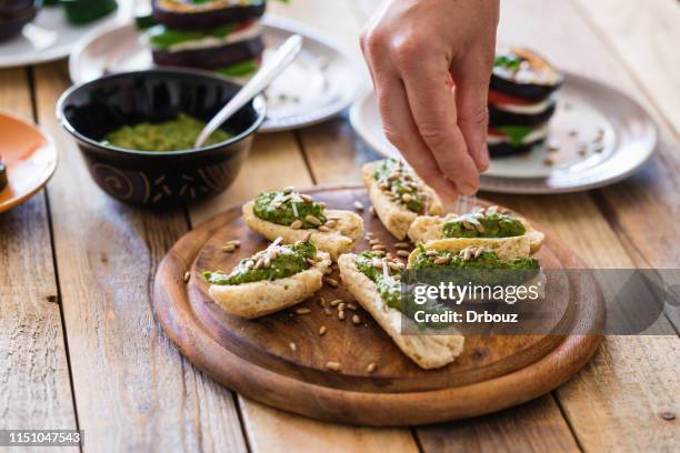 vergoldete brotscheiben mit spinat pesto und sonnenblumenkerne - pesto stock-fotos und bilder