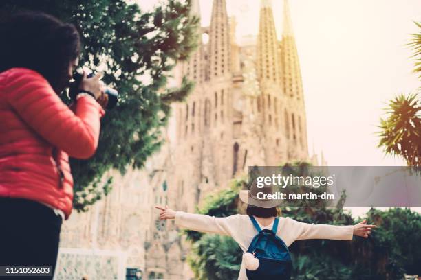 turista disfrutando de barcelona - gaudi fotografías e imágenes de stock
