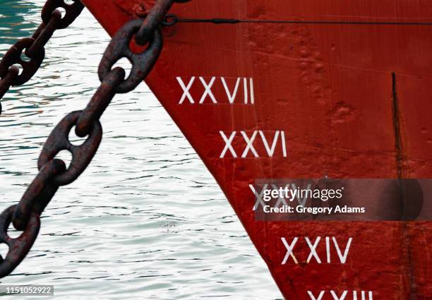 bow, anchor chains and depth markers on an old sailing ship - römische zahl stock-fotos und bilder