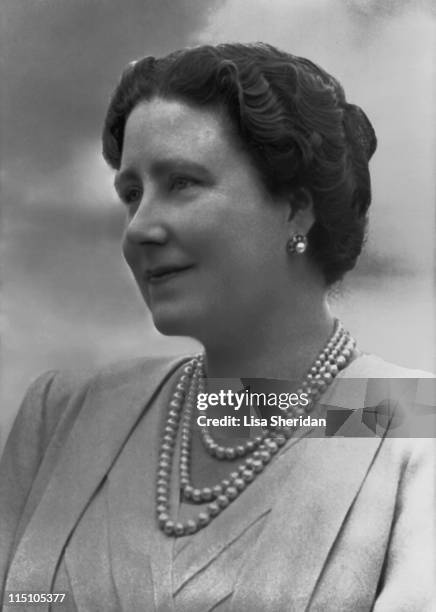Queen Elizabeth in the grounds of Windsor Castle in Windsor, England ...