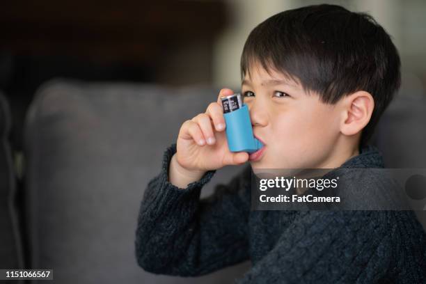 astma kleine jongen - asthma stockfoto's en -beelden
