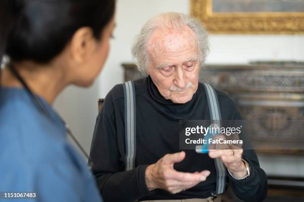 senior man met een puffer - copd patient stockfoto's en -beelden